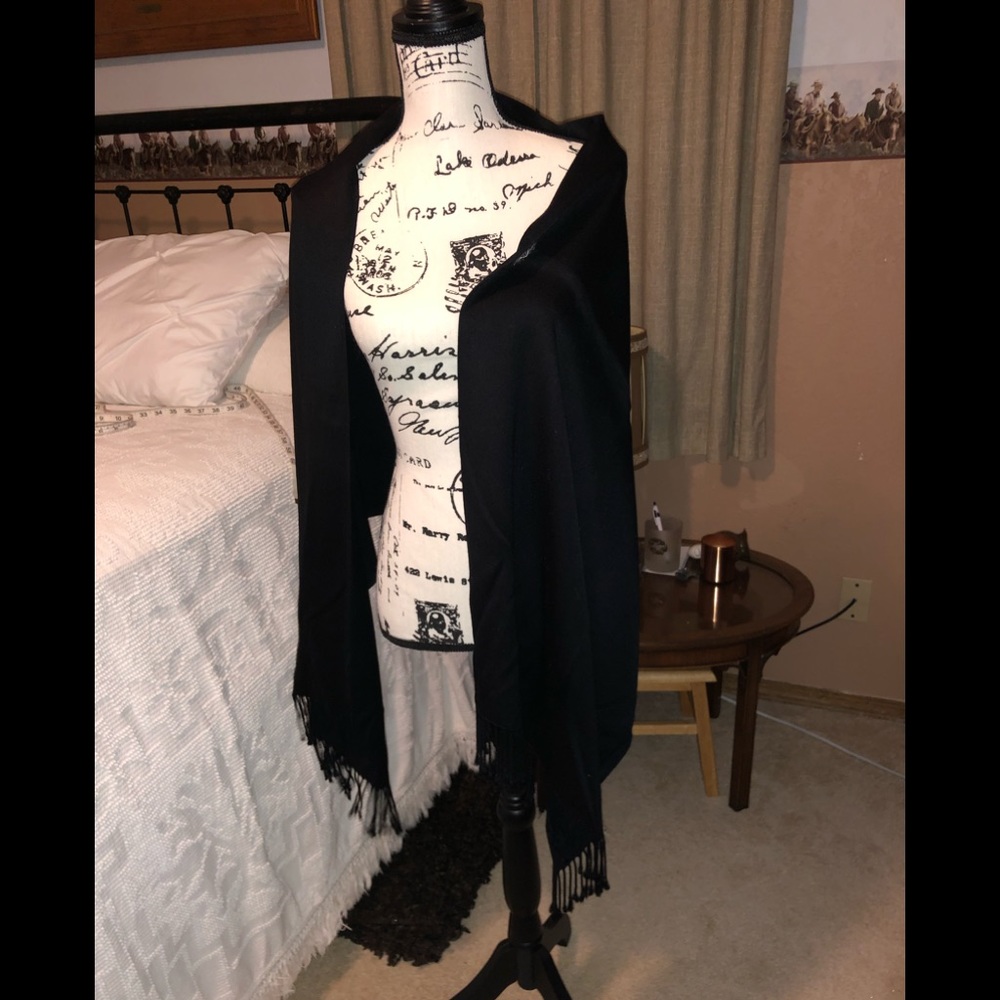🖤NWOT Beautiful Black Wrap with Fringe🖤